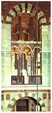 Aachengo katedralaren barnealdeko ikuspegia.<br><br>